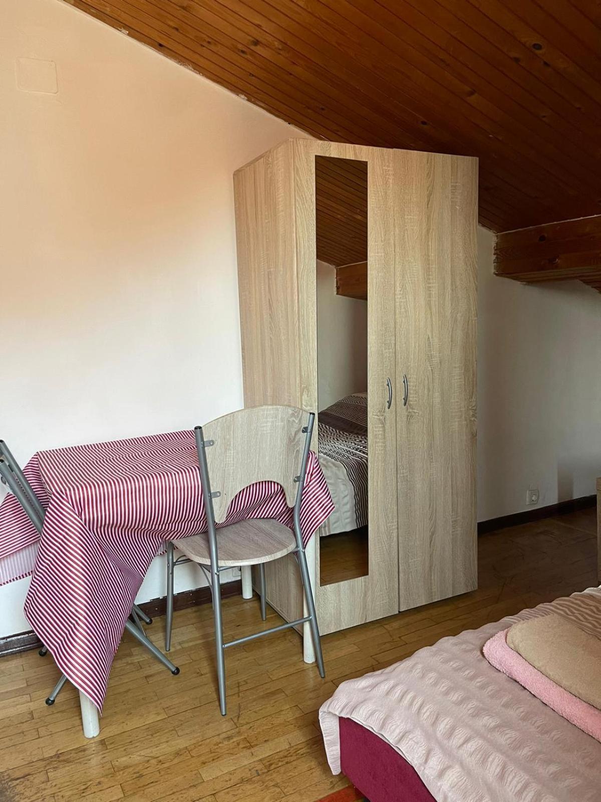 Roman Arch- Low Budget Doublebed Room In Top Center Pula Bagian luar foto