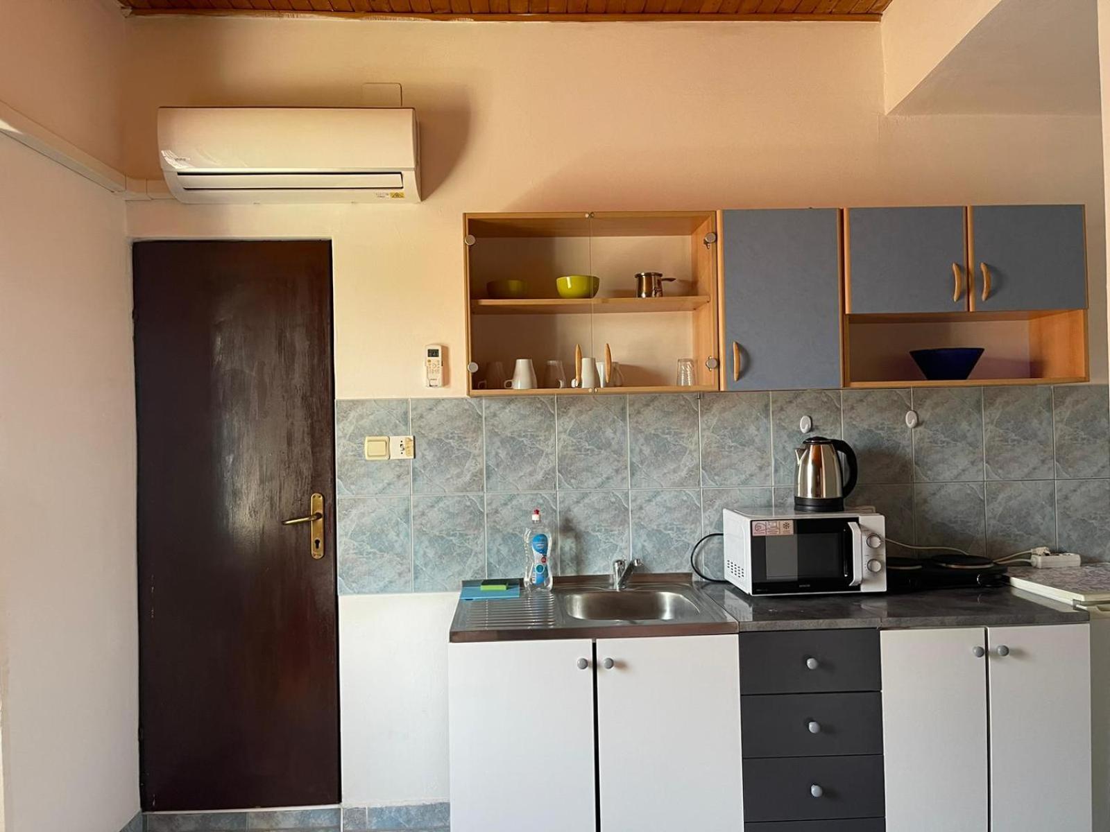 Roman Arch- Low Budget Doublebed Room In Top Center Pula Bagian luar foto