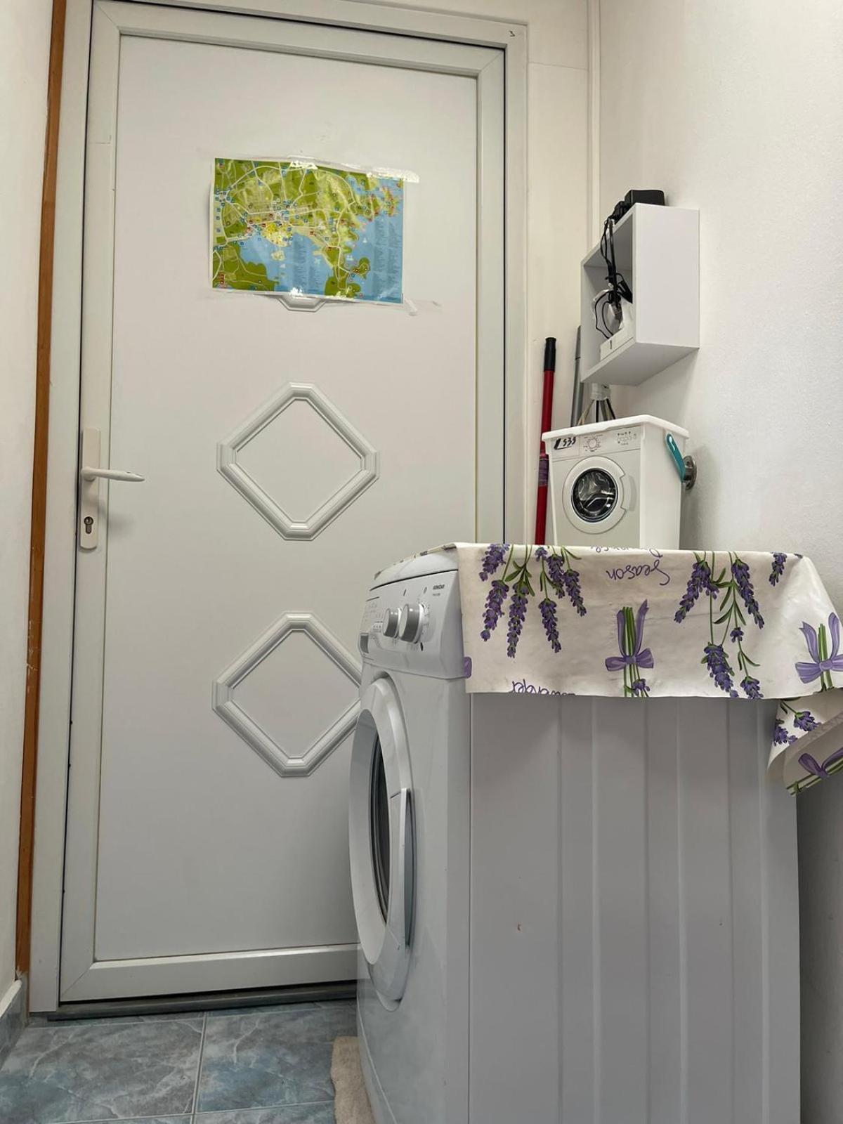 Roman Arch- Low Budget Doublebed Room In Top Center Pula Bagian luar foto