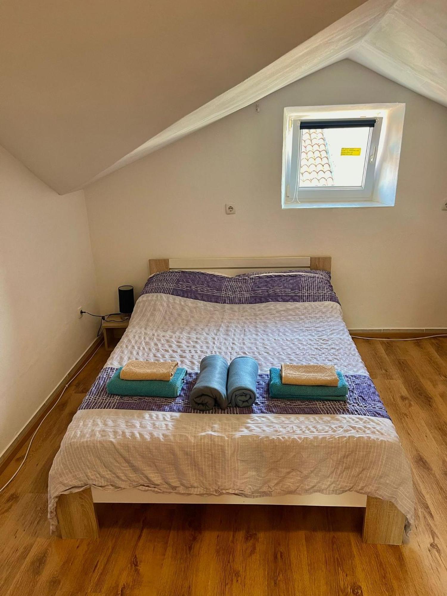Roman Arch- Low Budget Doublebed Room In Top Center Pula Bagian luar foto