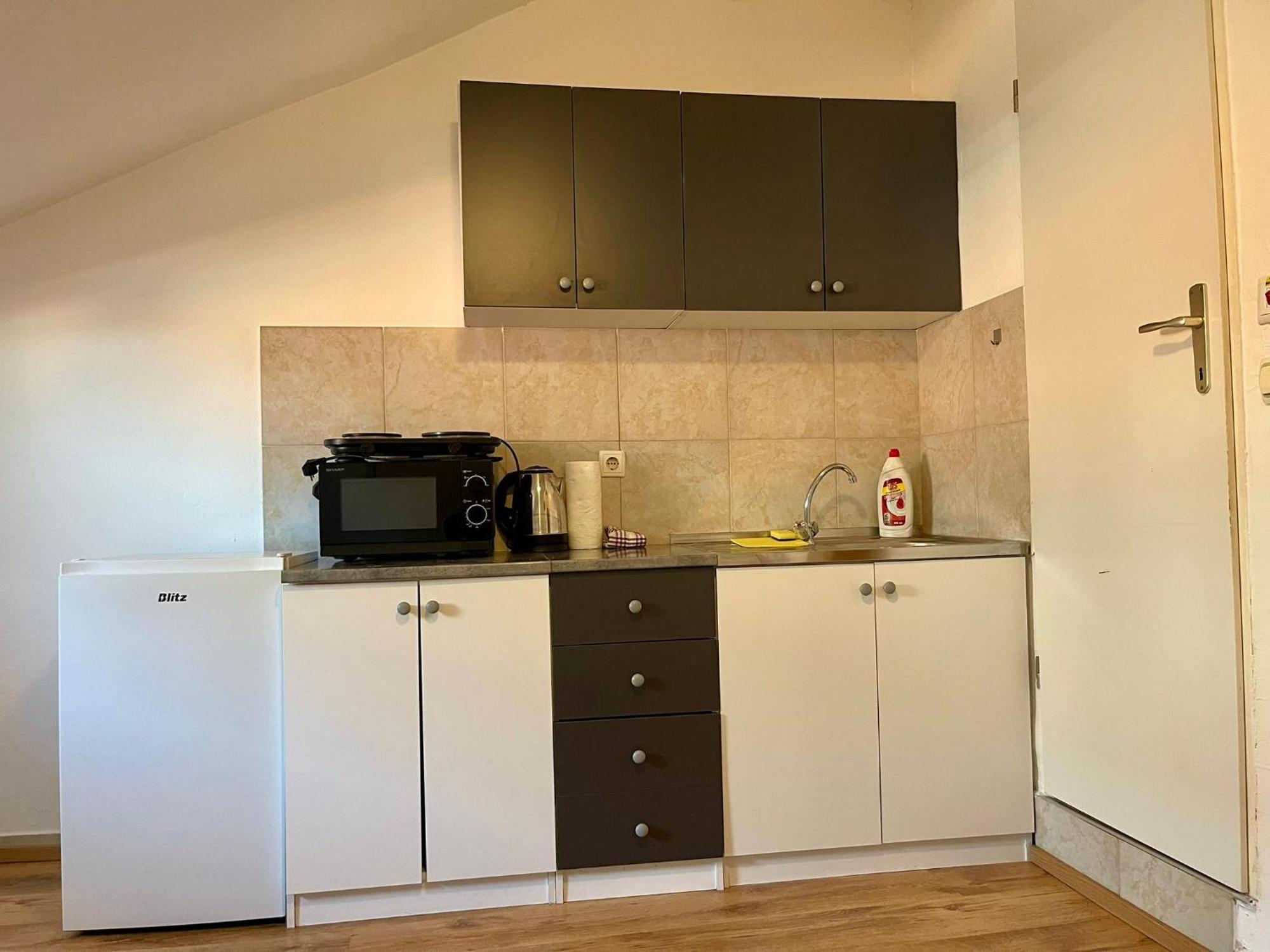 Roman Arch- Low Budget Doublebed Room In Top Center Pula Bagian luar foto