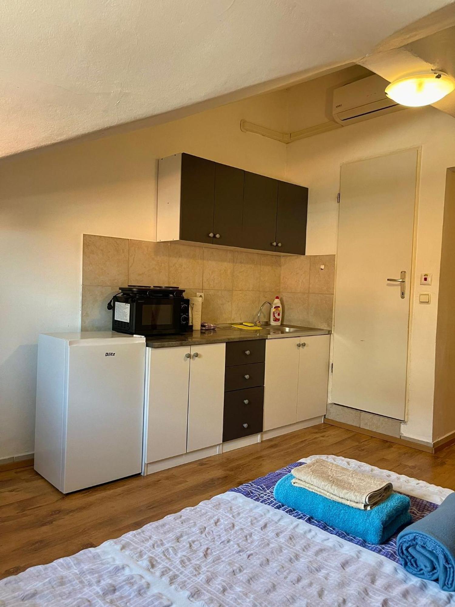 Roman Arch- Low Budget Doublebed Room In Top Center Pula Bagian luar foto