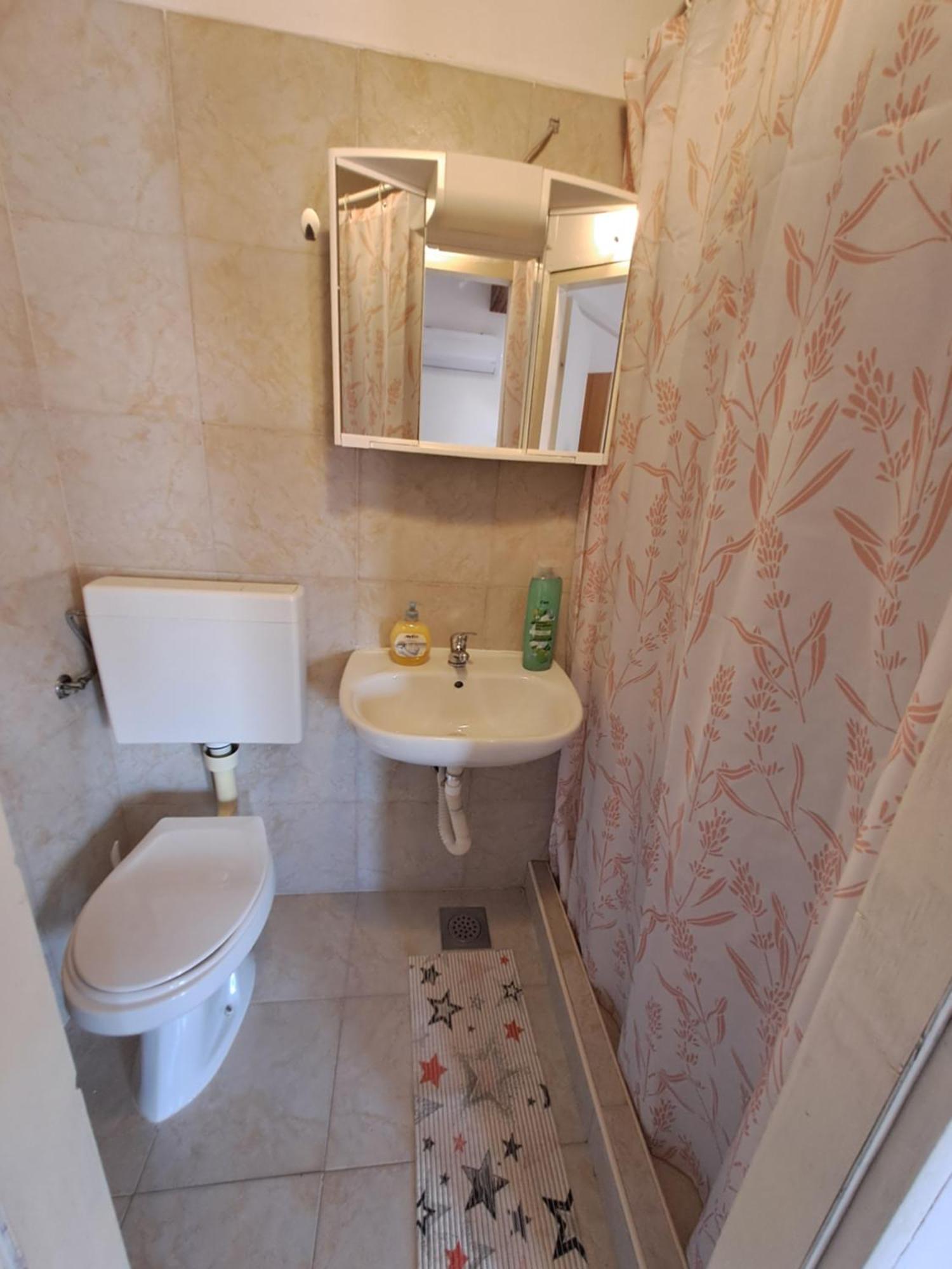 Roman Arch- Low Budget Doublebed Room In Top Center Pula Ruang foto